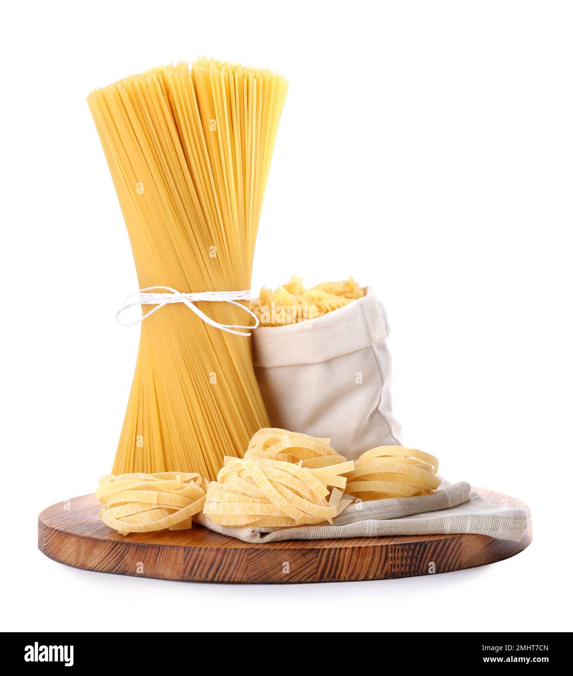 Verschiedene Arten von Pasta isoliert auf weißem Stockfoto