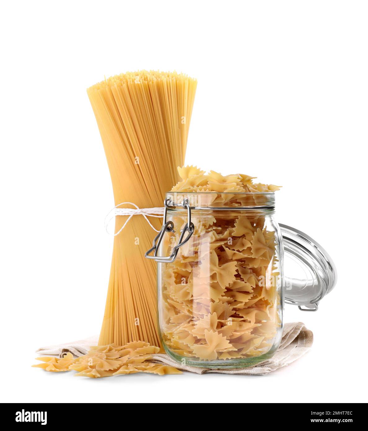 Spaghetti- und Farfalle-Pasta, isoliert auf weiß Stockfoto