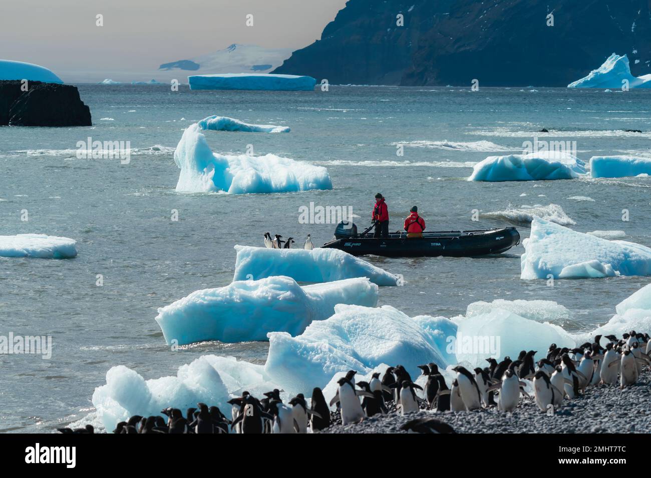 Expeditionsführer vom Schiff der Aurora Expedition, Greg Mortimer, bereiten sich darauf vor, ihren Zodiac am Strand nahe Brown Bluff, der antarktischen Halbinsel, zu landen Stockfoto