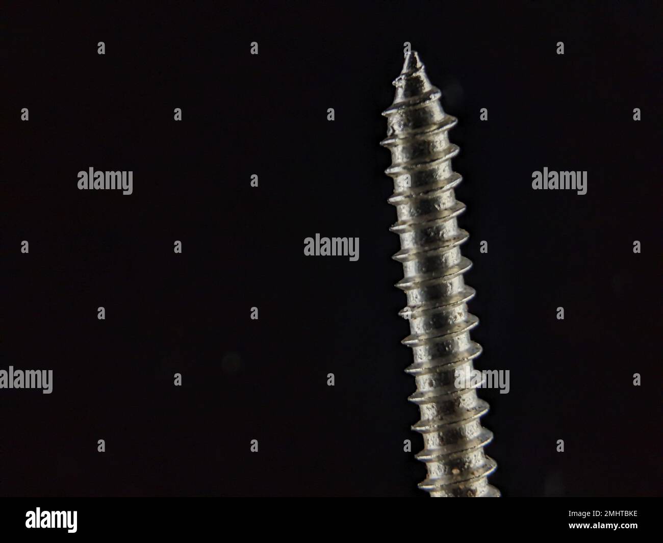 Deckschrauben auf schwarzem Hintergrund Stockfoto