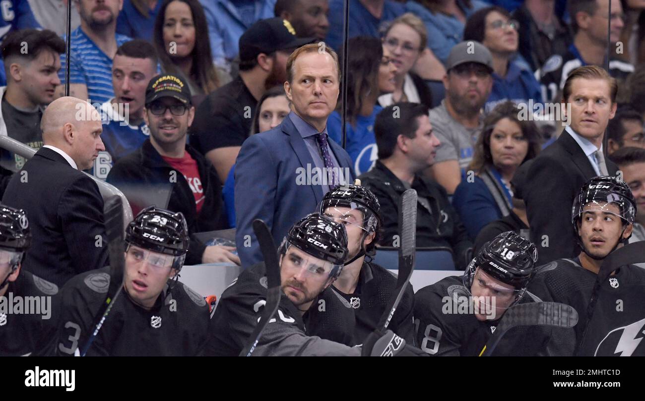 Tampa Bay Lightning head coach Jon Cooper during the second period of an NHL hockey game against the Colorado Avalanche Saturday, Oct. 19, 2019, in Tampa, Fla. (AP Photo/Jason Behnken) Stockfoto