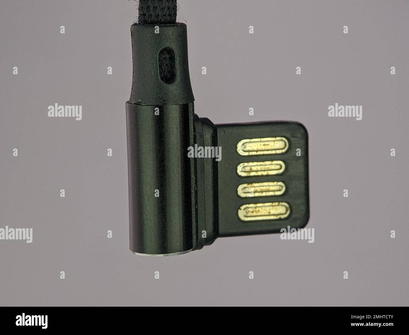 Schließen Sie das schwarze usb-Ladekabel auf grauem Hintergrund. Stockfoto