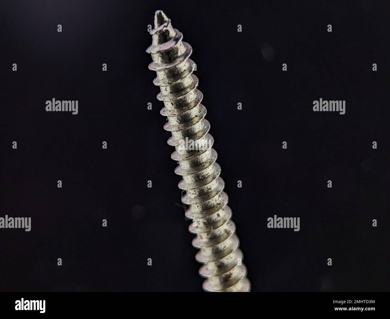 Deckschrauben auf schwarzem Hintergrund Stockfoto