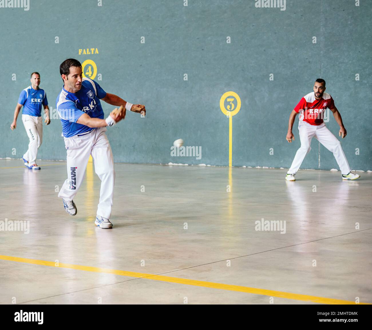 Azagra, Navarra, Spanien - 14. August 2022: Spieler aus zwei baskischen Pelota-Mannschaften treten während der Festivitäten in Az in einem harten Ausstellungsspiel gegeneinander an Stockfoto