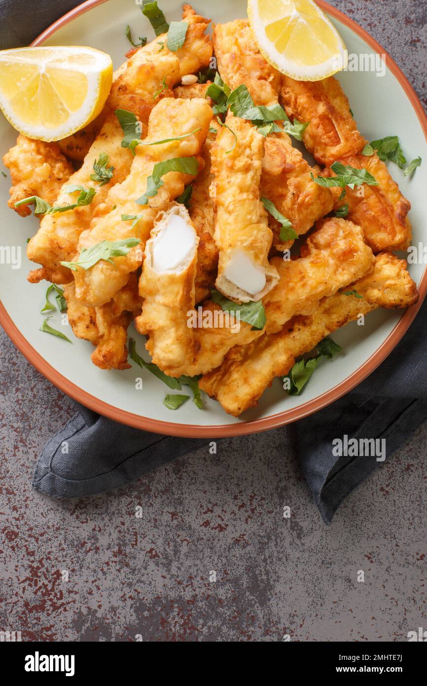 Rabas Fritas ist eine berühmte Vorspeise, auch bekannt als gebratene Calamari Nahaufnahme auf dem Teller auf dem Tisch. Vertikale Draufsicht von oben Stockfoto