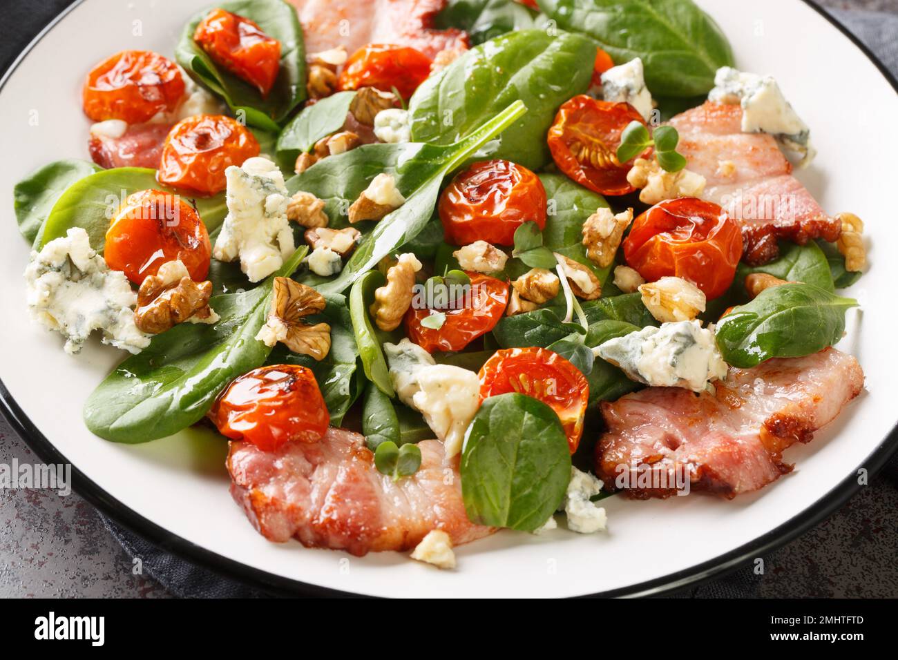 Salat Aveyronnaise ist ein klassisches Gericht der Aveyron, das drei der Hauptzutaten Speck, Walnüsse und Roquefort auf dem Teller kombiniert Stockfoto