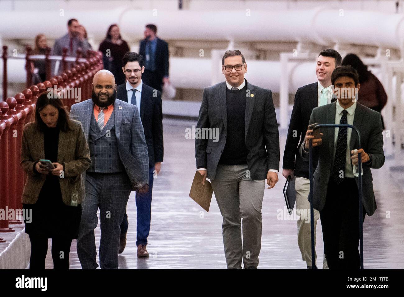 Washington, Vereinigte Staaten Von Amerika. 25. Januar 2023. Der US-Repräsentant George Santos (Republikaner von New York), Center, wird von seinem Operationsleiter Viswanag Burra, zweiter von links, begleitet, während er sich in einem unterirdischen Tunnel von seinem Büro im Longworth House Office Building in Washington, DC, auf den Weg zum US Capitol macht, Mittwoch, 25. Januar. 2023. Guthaben: Rod Lamkey/CNP/Sipa USA (EINSCHRÄNKUNG: KEINE New York oder New Jersey Zeitungen oder Zeitungen im Umkreis von 75 Meilen von New York City) Guthaben: SIPA USA/Alamy Live News Stockfoto