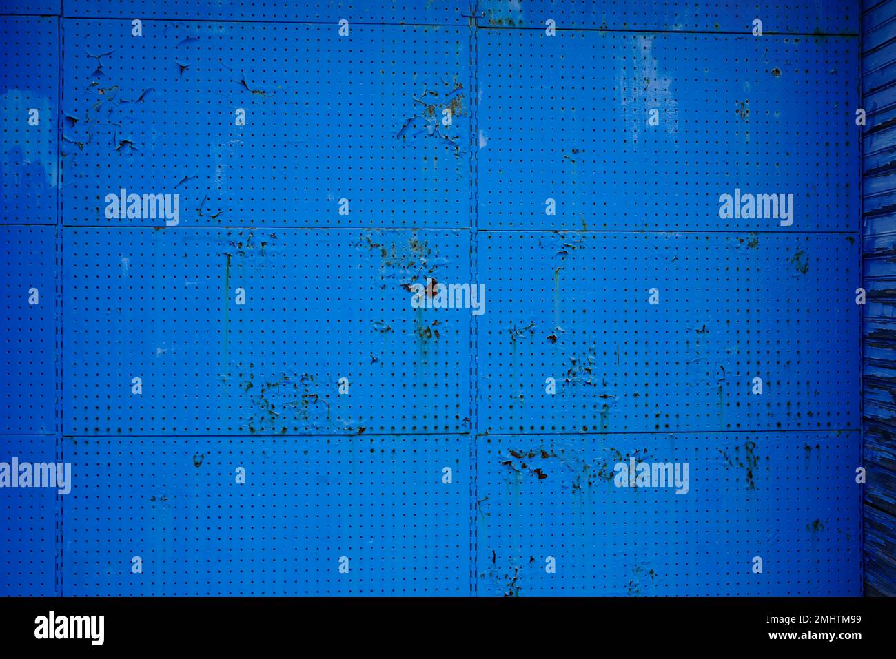 Rostige Stahlstruktur Hintergrund blau beschädigter Rost altes Metall alte perforierte untere Platte Stockfoto