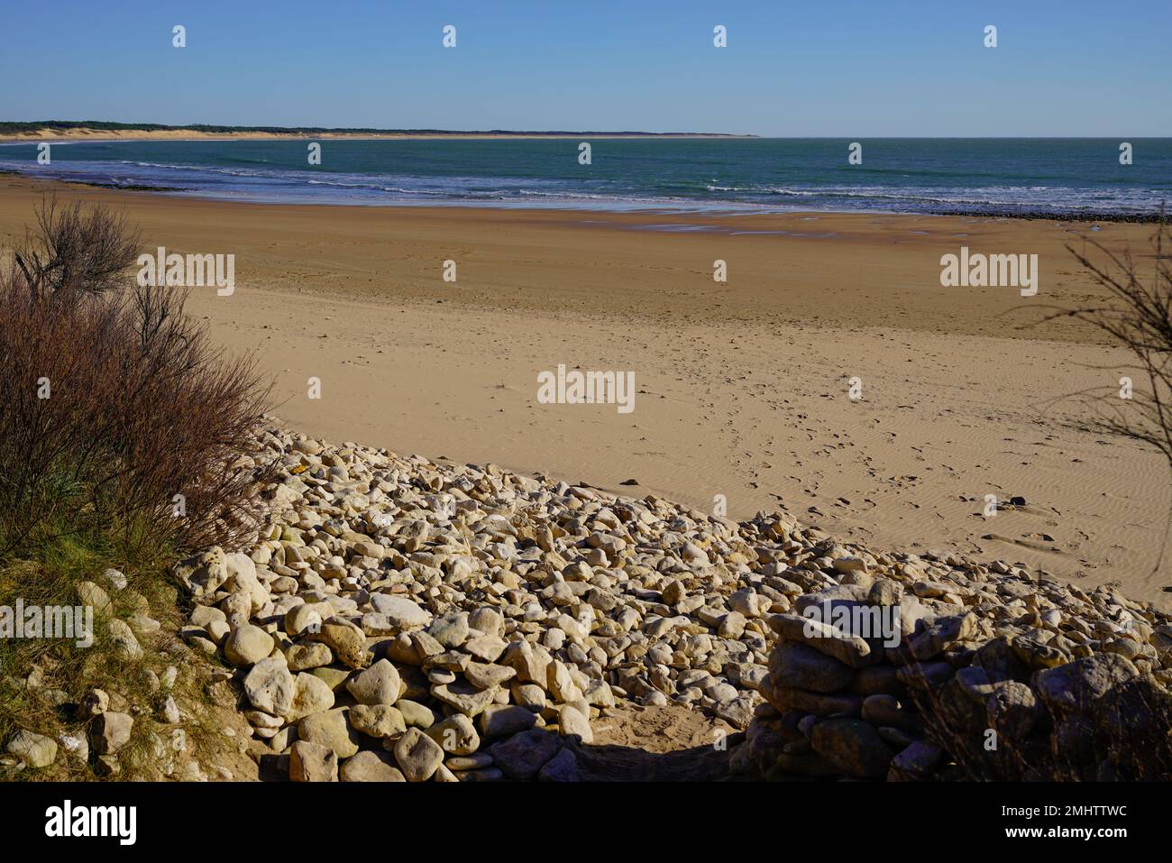 Zugang zum Sandstrand bei Ebbe in talmont saint hilaire vendee Frankreich Stockfoto