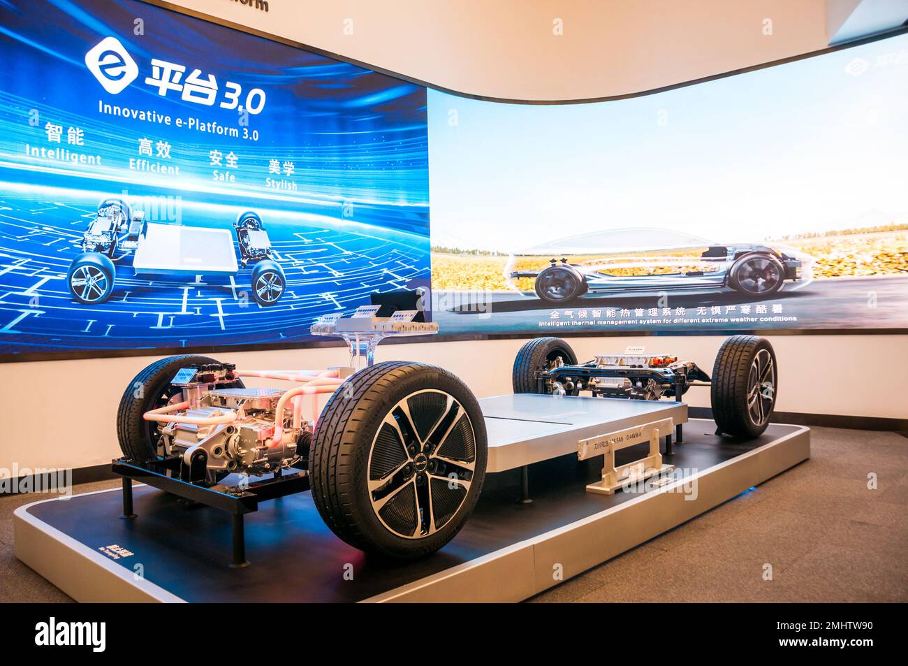 Shenzhen, China – 11102022: Die e-Plattform 3,0 eine dedizierte vollelektrische Plattform für Elektroautos des chinesischen Herstellers BYD. Stockfoto