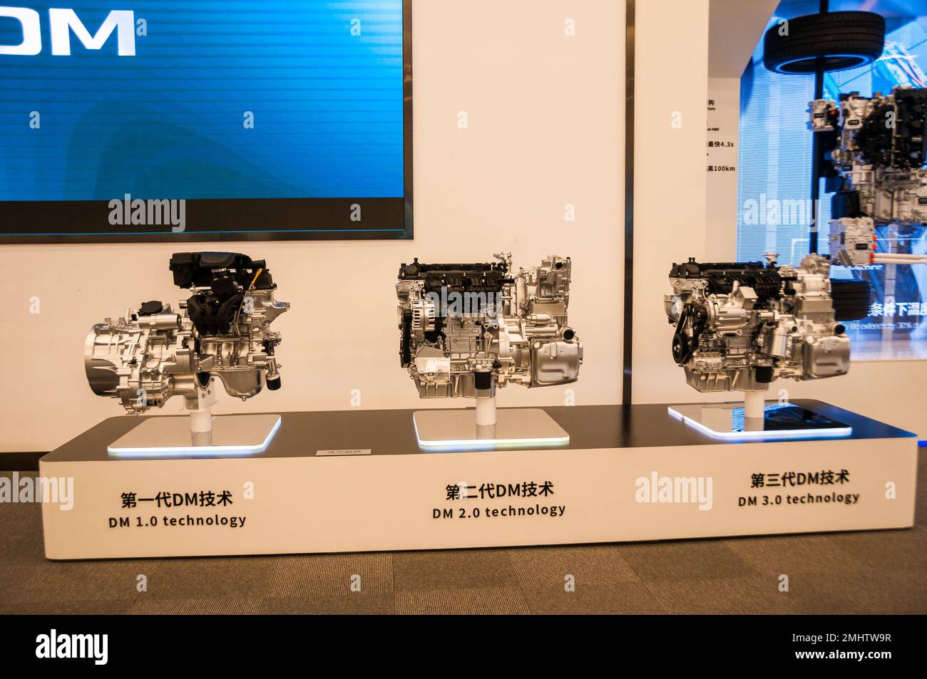 Shenzhen, China – 11102022: Die drei Generationen der BYD DM-Technologie (Dual Mode) für PHEV-Plug-in-Hybridfahrzeuge werden im Hauptsitz von Shenzhen ausgestellt. Stockfoto