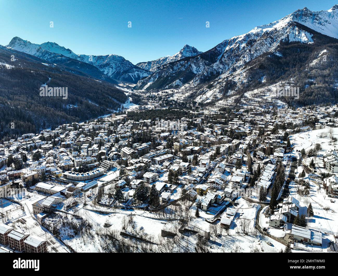 Panoramablick auf das Dorf Bardonecchia von oben, Skigebiet in den italienischen westlichen Alpen, Piemont, Italien. Bardonecchia, Italien - Januar 2023 Stockfoto