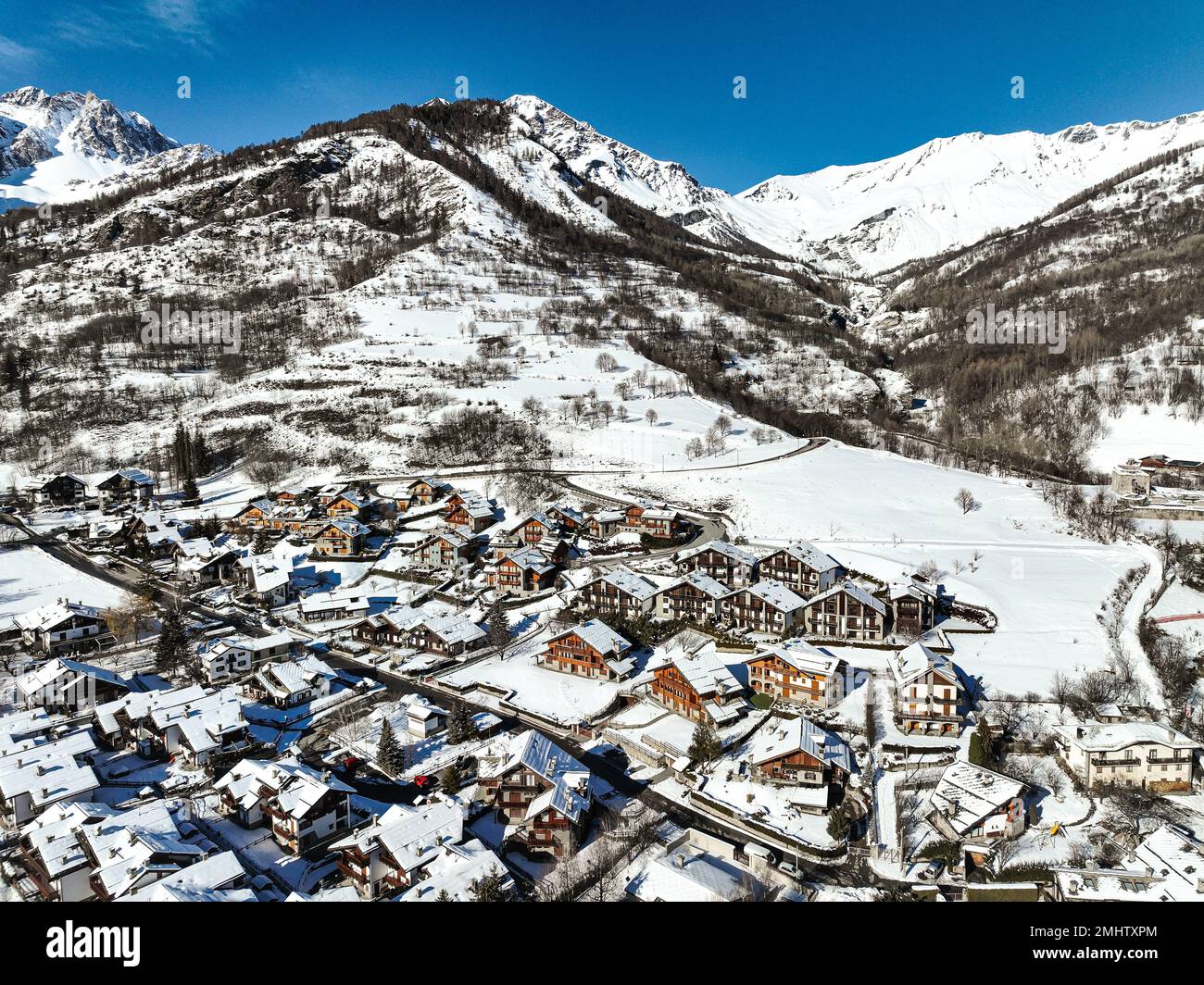 Panoramablick auf das Dorf Bardonecchia von oben, Skigebiet in den italienischen westlichen Alpen, Piemont, Italien. Bardonecchia, Italien - Januar 2023 Stockfoto