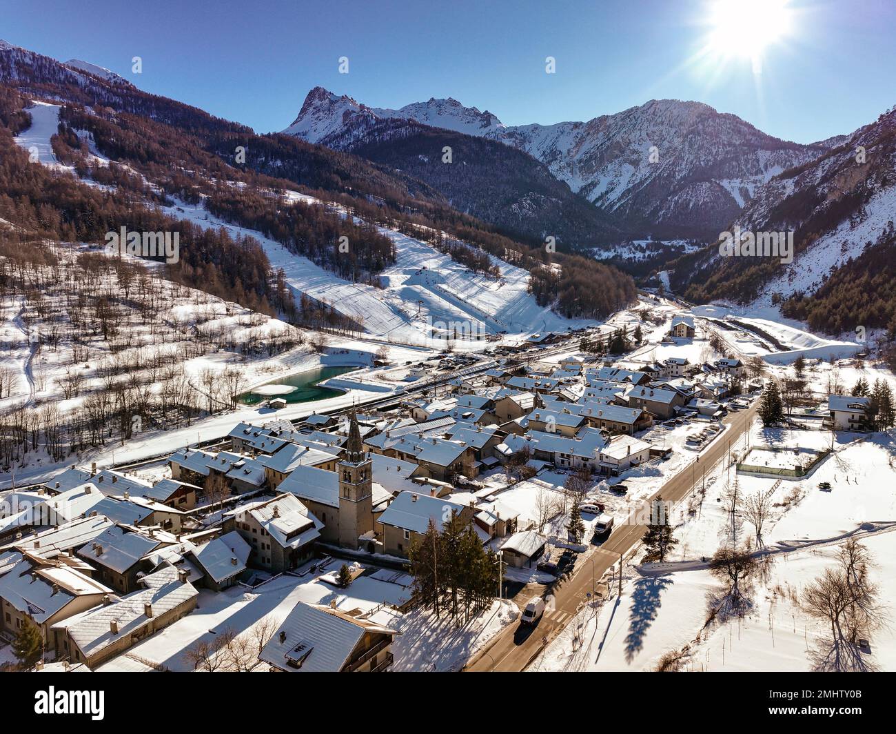 Panoramablick auf das Dorf Bardonecchia von oben, Skigebiet in den italienischen westlichen Alpen, Piemont, Italien. Bardonecchia, Italien - Januar 2023 Stockfoto