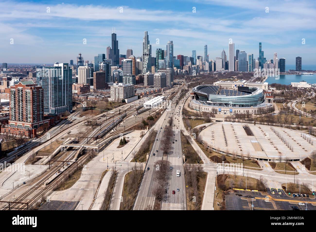 Blick aus der Vogelperspektive auf die Innenstadt von Chicago vom Süden des Loopings mit Soldier Field, der Skyline und Monroe Harbor in der Ferne. Stockfoto