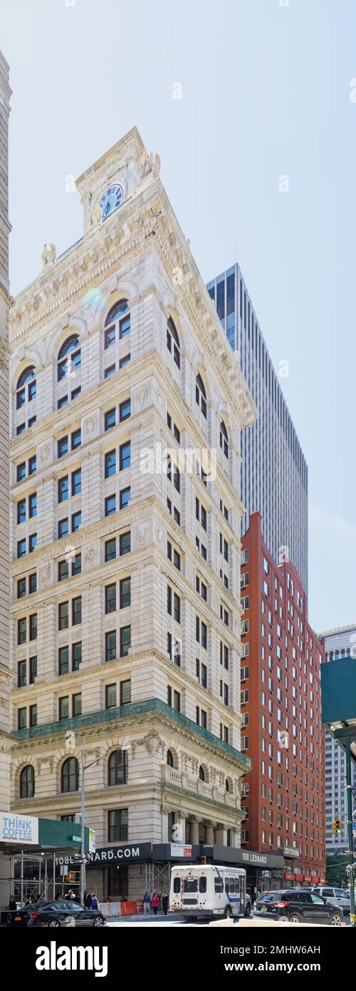 108 Leonard Street, auch bekannt als Clock Tower Building, wurde als New York Life Insurance Company Building erbaut. Das Wahrzeichen von New York City sind jetzt Wohnungen. Stockfoto
