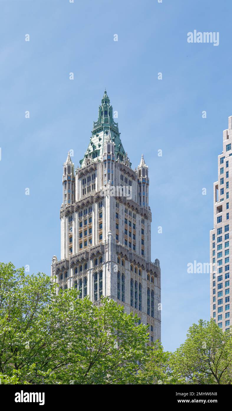 Das Woolworth Building, ein nationales Wahrzeichen von New York City, war einst das höchste Gebäude der Welt. Die oberen Etagen sind jetzt luxuriöse Apartments. Stockfoto