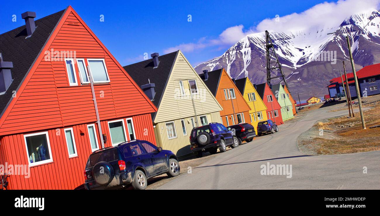 Straßenszene, Traditionelle Bunte Häuser, Longyearbyen, Arktis, Spitzbergen, Spitzbergen, Norwegen, Europa Stockfoto