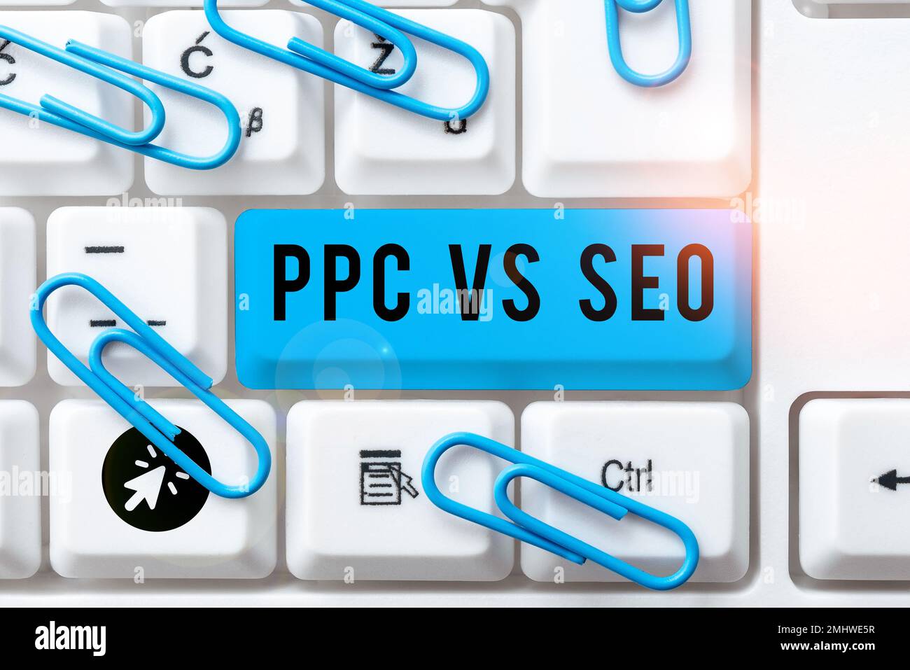 Textunterschrift für PPC vs. Seo. Konzeptfoto Pay per Click mit Suchmaschinenoptimierungsstrategien vergleichen Stockfoto