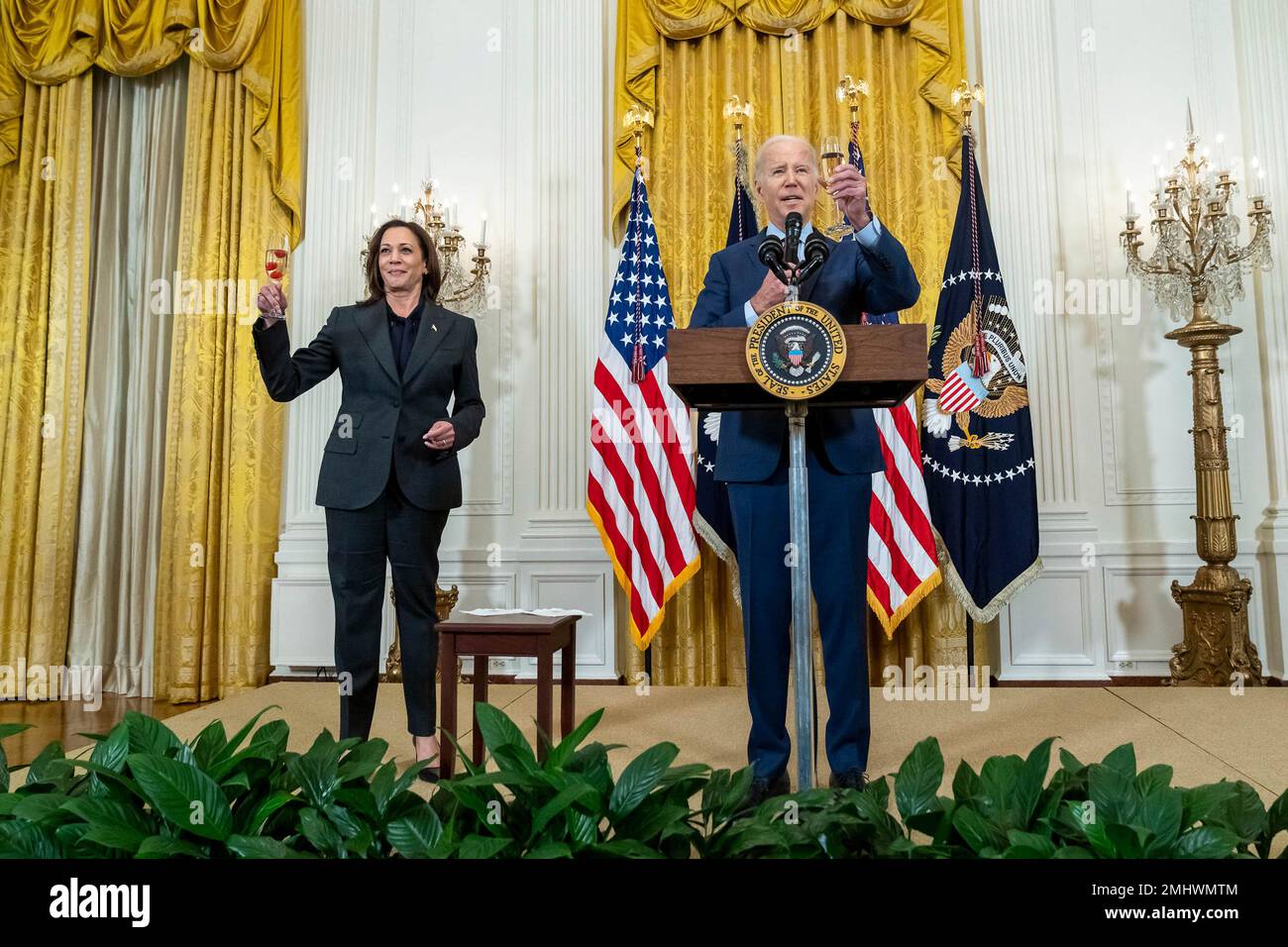 Washington, Vereinigte Staaten von Amerika. 24. Januar 2023. US-Präsident Joe Biden und Vizepräsident Kamala Harris, Left, erheben einen Toast auf einen Empfang, bei dem neue Mitglieder des 118. Kongresses im East Room des Weißen Hauses am 24. Januar 2023 in Washington, D.C. begrüßt werden Kredit: Erin Scott/White House Photo/Alamy Live News Stockfoto