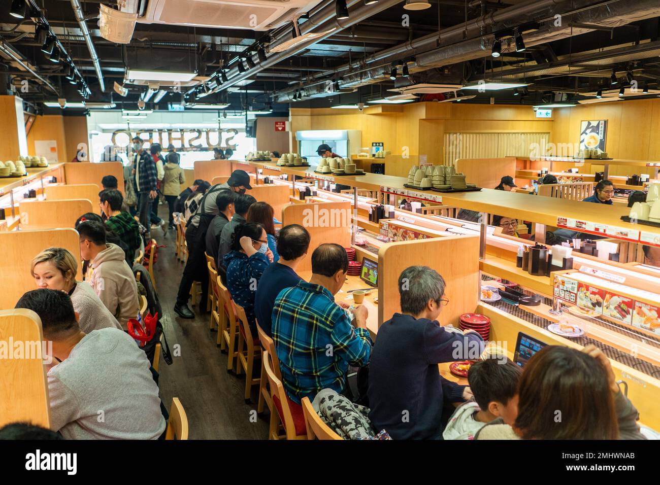 Hongkong, Dezember 2022 - Ein Sushi-Restaurant mit Förderband in Tin Hau Stockfoto
