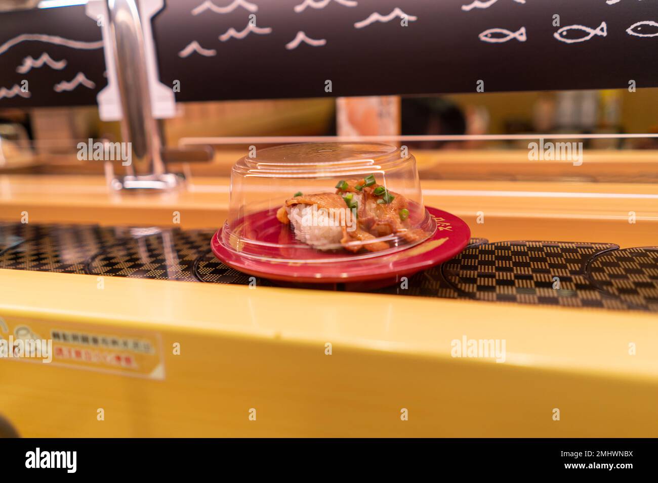 Hongkong, Dezember 2022 - Ein Sushi-Restaurant mit Förderband in Tin Hau Stockfoto