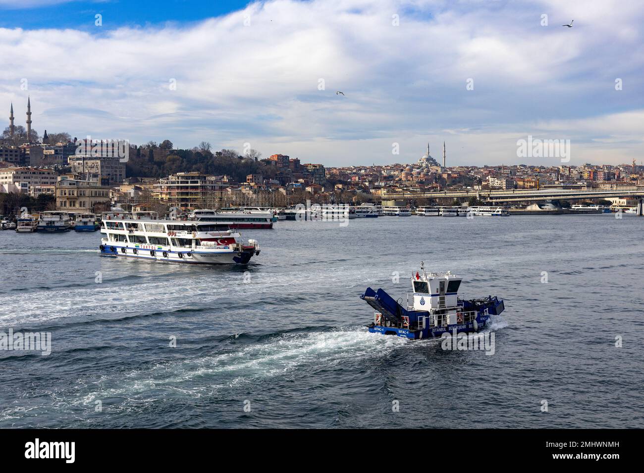 Istanbul, Türkei 22. Januar 2023 Bosporus mit Blick von der Galata-Brücke an der Küste von Istanbul. Der Begriff Tourismus und Reisen. Stockfoto