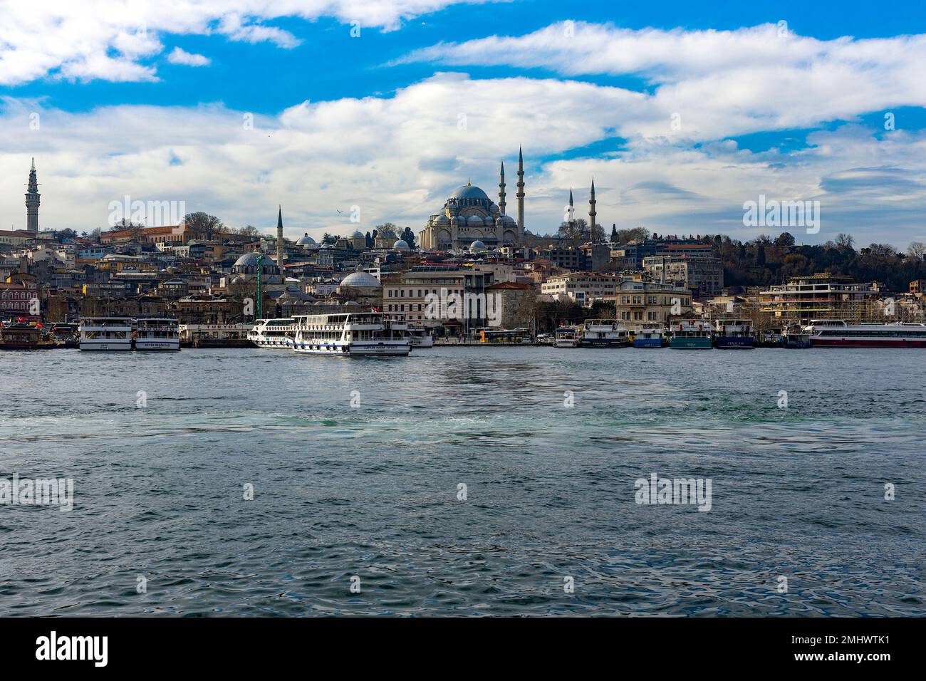 Istanbul, Türkei 22. Januar 2023 der Fährhafen in der Nähe der Galata-Brücke für Reisende am Goldenen Horn. Blick auf die Stadt Stockfoto