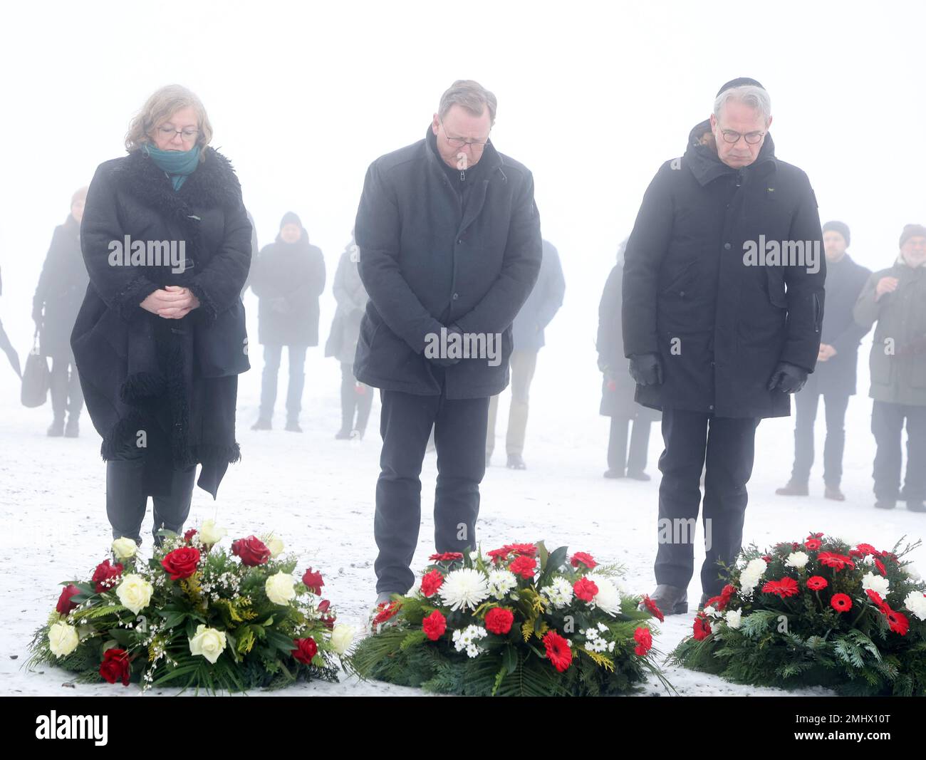 Weimar, Deutschland. 27. Januar 2023. Dorothea Marx (l-r), (links), Vizepräsidentin des thüringischen Parlaments, Bodo Ramelow (links), Ministerpräsident Thüringens und Georg Maier (SPD), Innenminister Thüringens, stehen vor Kränzen auf einer Gedenkplakette während einer Kränzezeremonie im ehemaligen Konzentrationslager Buchenwald. Der international beobachtete Holocaust-Gedenktag am 27. Januar erinnert an die Befreiung des deutschen Todeslagers Auschwitz im Jahr 1945. Kredit: Bodo Schackow/dpa/Alamy Live News Stockfoto