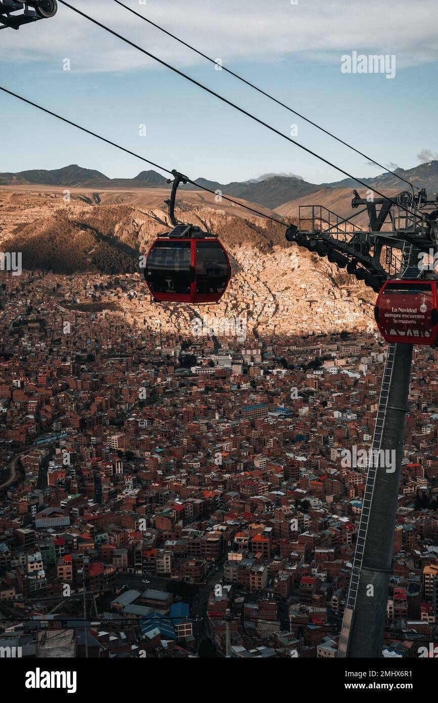 Fantastischer Blick mit der Seilbahn auf die Hauptstadt von Bolivien La Paz Südamerika El Alto Stockfoto