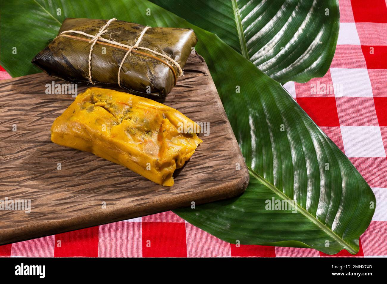 Tamale Typisches Kolumbianisches Essen In Bananenblättern Verpackt Stockfoto