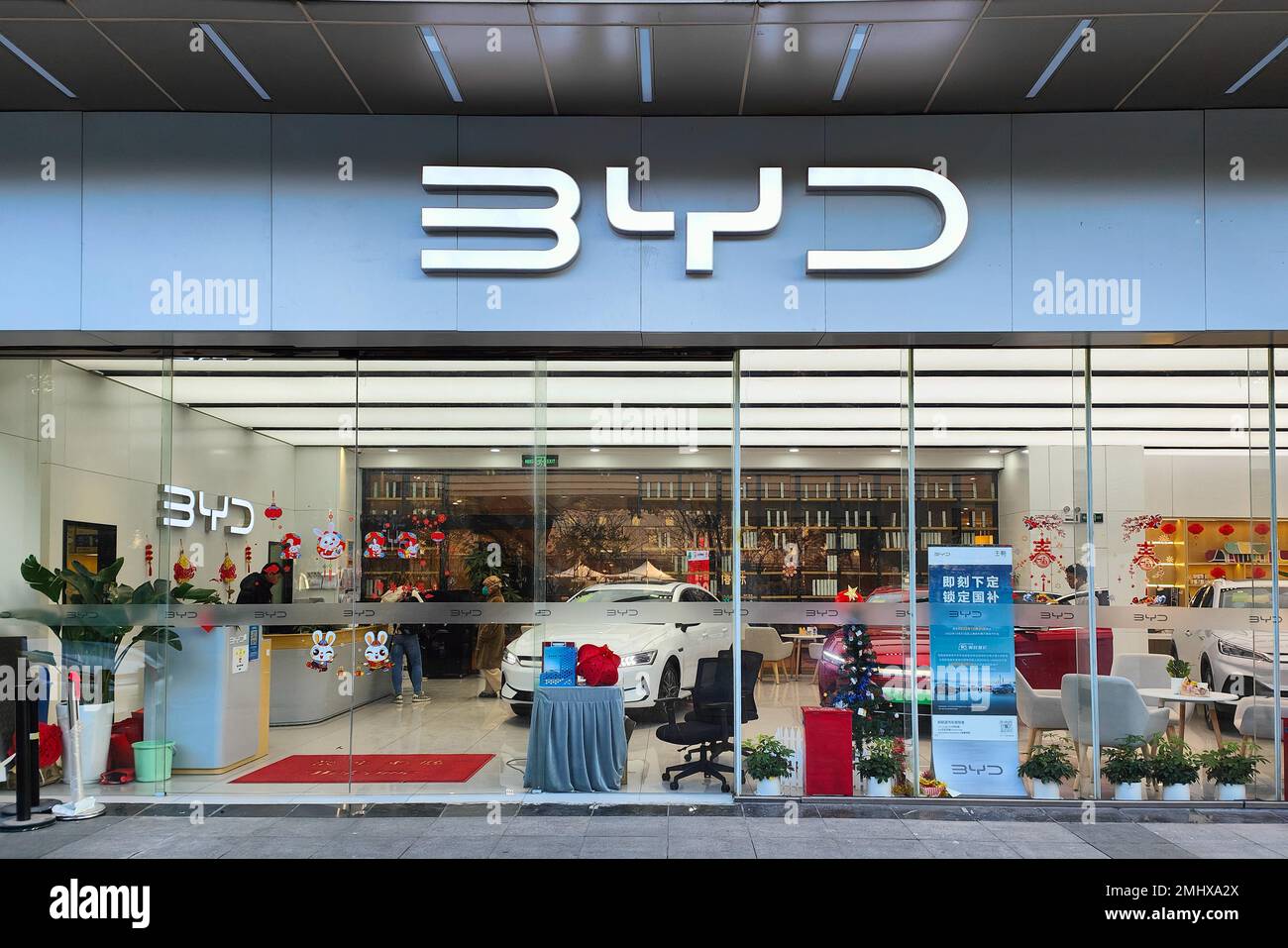 SHANGHAI, CHINA - 27. JANUAR 2023 - Kunden kaufen Autos im BYD City Center Store in Shanghai, China, 27. Januar 2023. Stockfoto