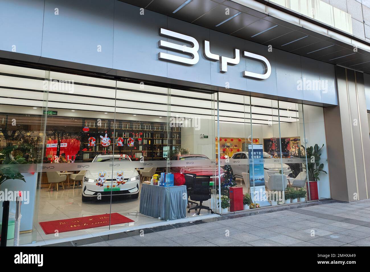 SHANGHAI, CHINA - 27. JANUAR 2023 - Kunden kaufen Autos im BYD City Center Store in Shanghai, China, 27. Januar 2023. Stockfoto