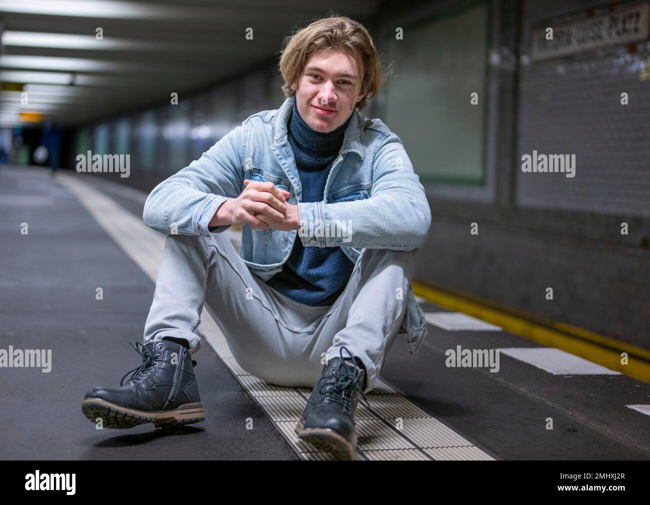 Berlin, Deutschland. 27. Januar 2023. Schauspieler Alessandro Schuster, fotografiert während einer Fotosession an der U-Bahn-Station Viktoria-Luise-Platz. Alessandro Schuster spielt die männliche Hauptrolle im Film „Gesicht der Erinnerung“ von Regisseur D. Graf. Der Film ist in der ARD Mediathek aus dem Jahr 01.02.2023 zu sehen und wird auf 08,02 ausgestrahlt. Im Ersten um 20:15. Kredit: Monika Skolimowska/dpa/Alamy Live News Stockfoto