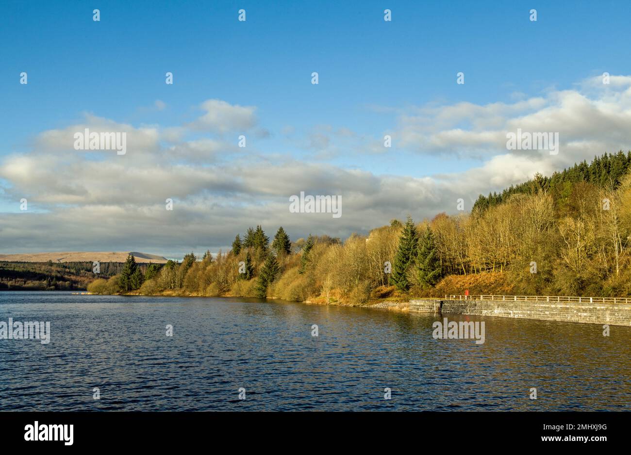 Blick auf das Llwyn Onn Reservoir im Brecon Beacons National Park gleich neben der A470 - Blick vom Damm Stockfoto