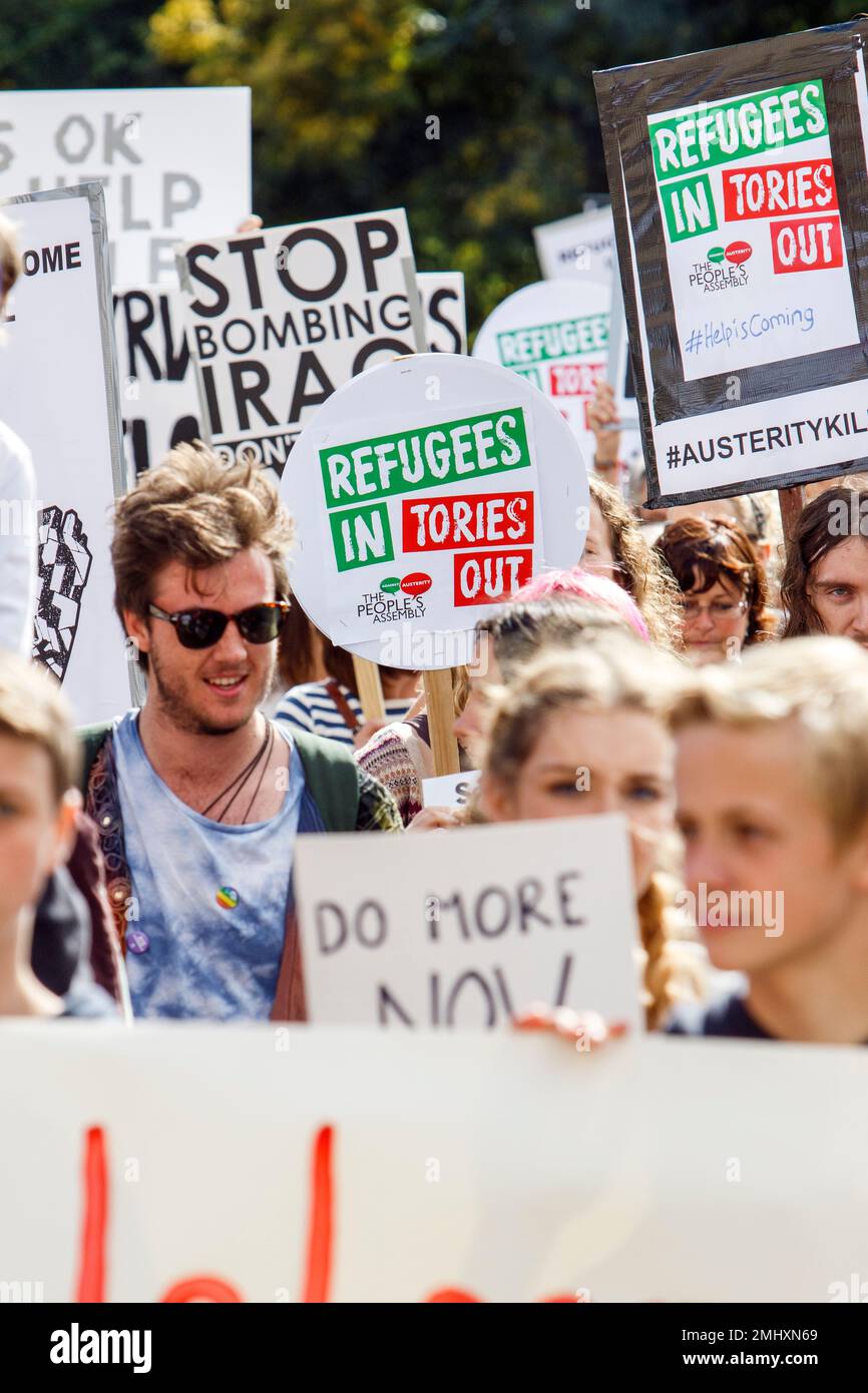 Bristol, Vereinigtes Königreich, 12-09-2015. Demonstranten mit Plakaten und Bannern marschieren während einer Demonstration zur Unterstützung von Flüchtlingen durch Bristol Stockfoto