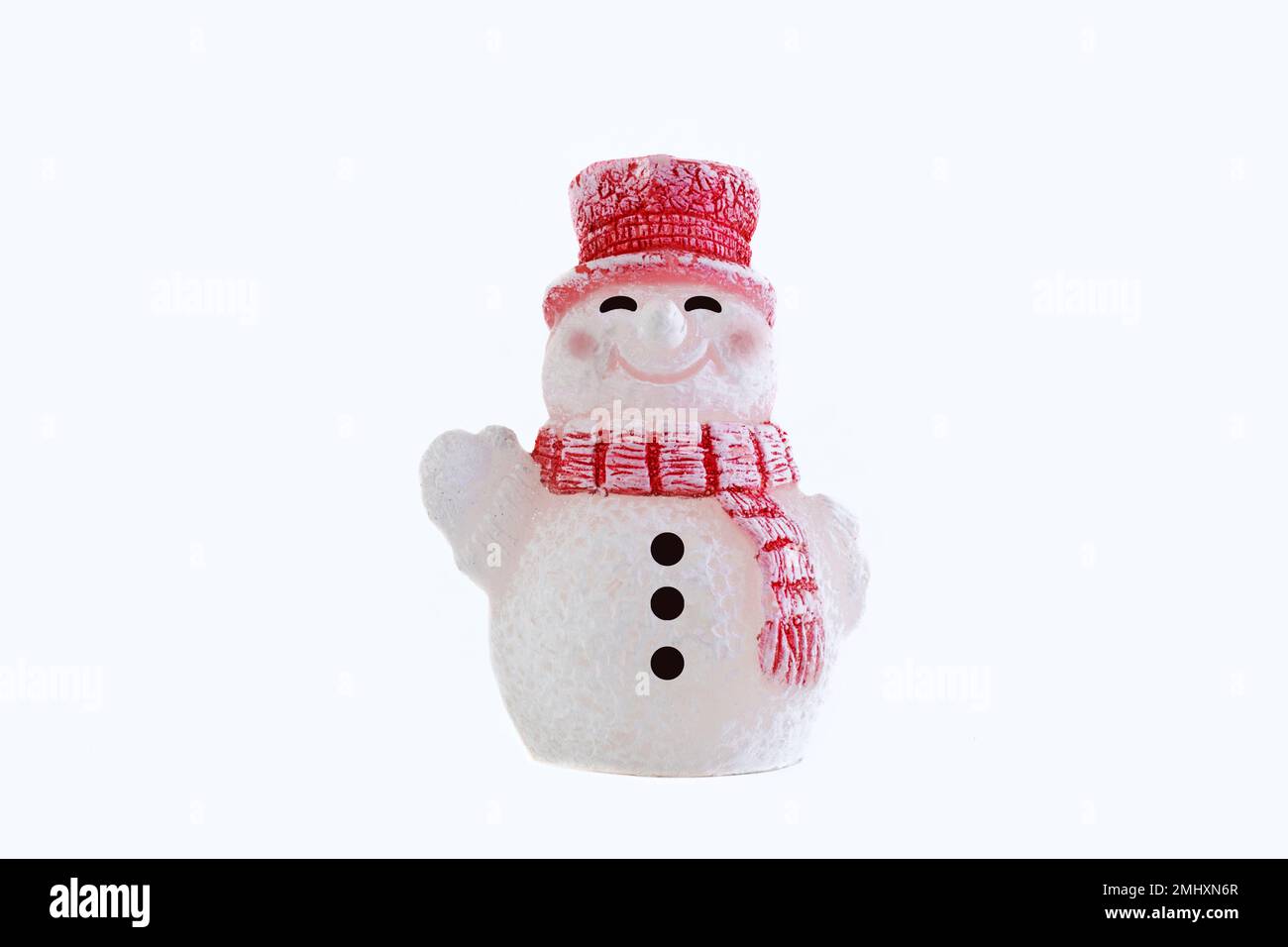 Glücklicher Schneemann, isoliert auf weißem Hintergrund. Frohe weihnachten und frohe Neujahrskarte. Lustiger Schneemann mit Hut auf verschneitem Hintergrund. Verstanden Stockfoto