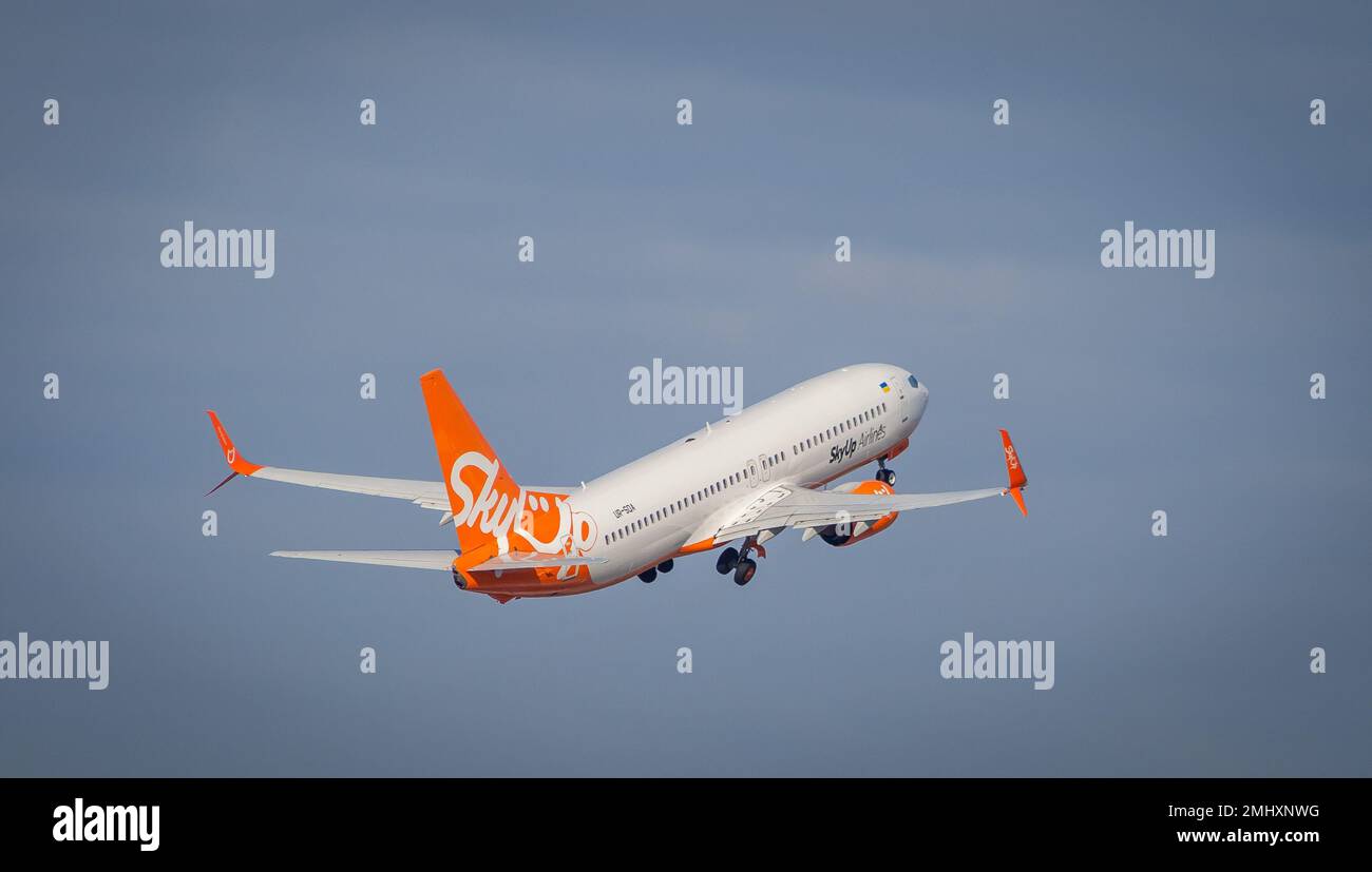 Kiew, Ukraine - 14. November 2019: Das orangefarbene Flugzeug fliegt in den Himmel. Das Passagierflugzeug SkyUP Ukrainian Airlines startet am Flughafen Boryspil. Ur-SQA SkyUp Airlines Boeing 737-800 Stockfoto