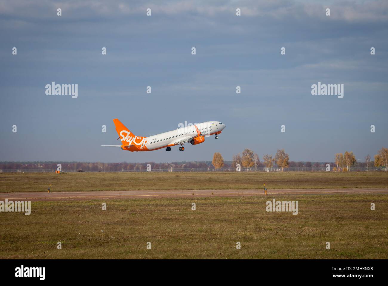 Kiew, Ukraine - 14. November 2019: Das orangefarbene Flugzeug fliegt in den Himmel. Das Passagierflugzeug SkyUP Ukrainian Airlines startet am Flughafen Boryspil. Ur-SQA SkyUp Airlines Boeing 737-800 Stockfoto