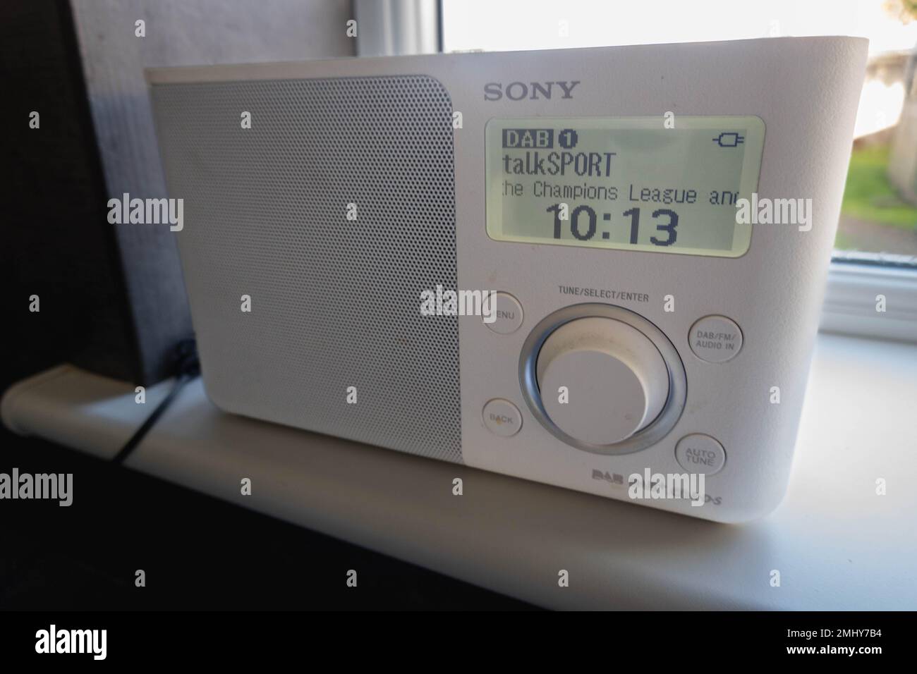 Kleines Radio von Sony auf einer Fensterbank in der Küche mit Radio Talksport Stockfoto