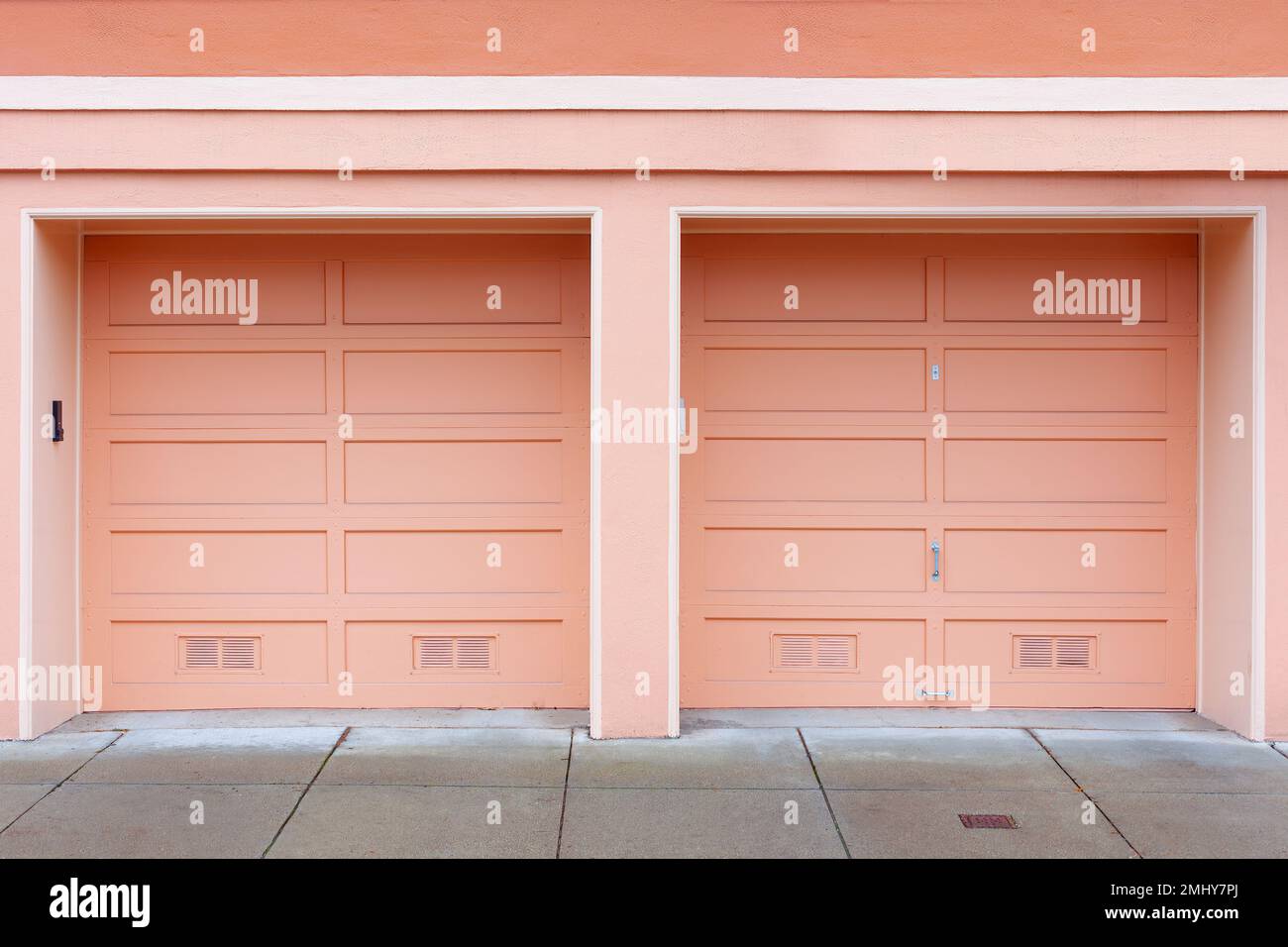 Zwei Garagentüren für Einzelfahrzeuge in Pastelltönen. Stockfoto
