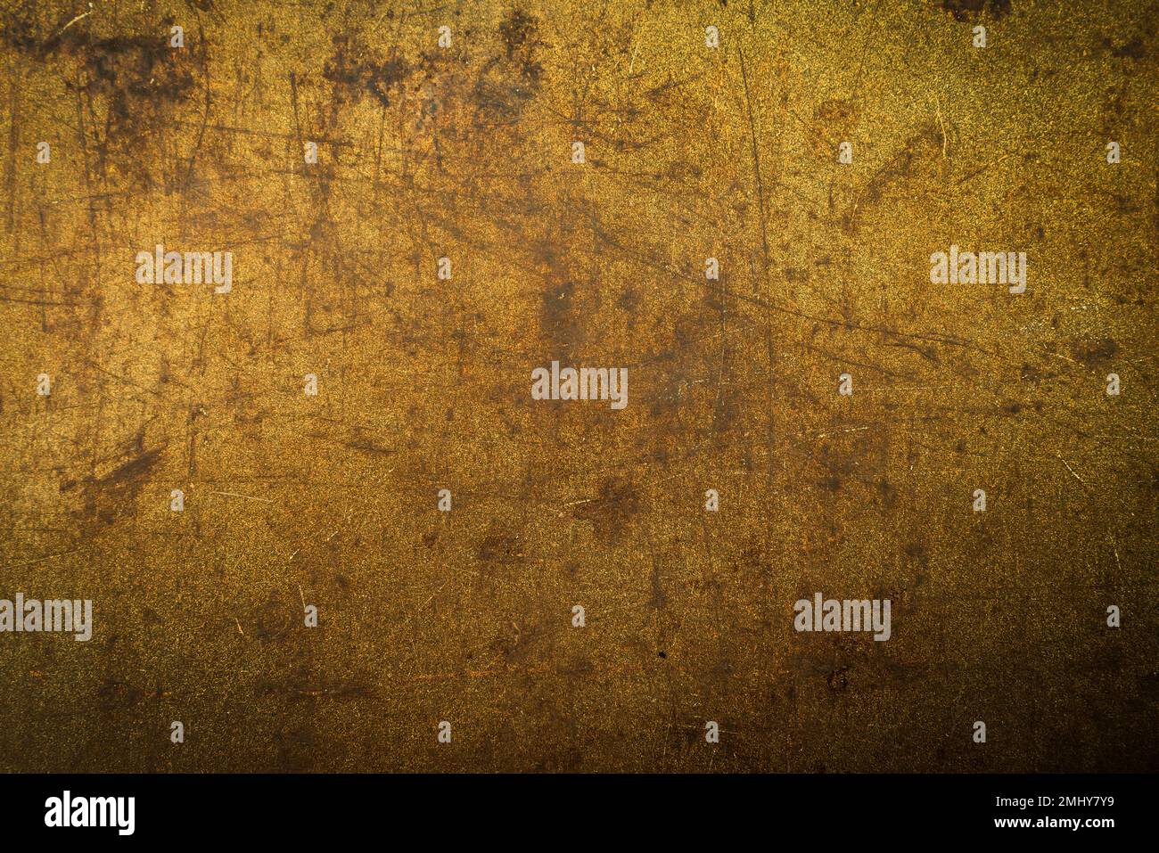 Struktur oder Hintergrund aus Metall mit Rost und Scheuerstellen. Material Gold Stockfoto