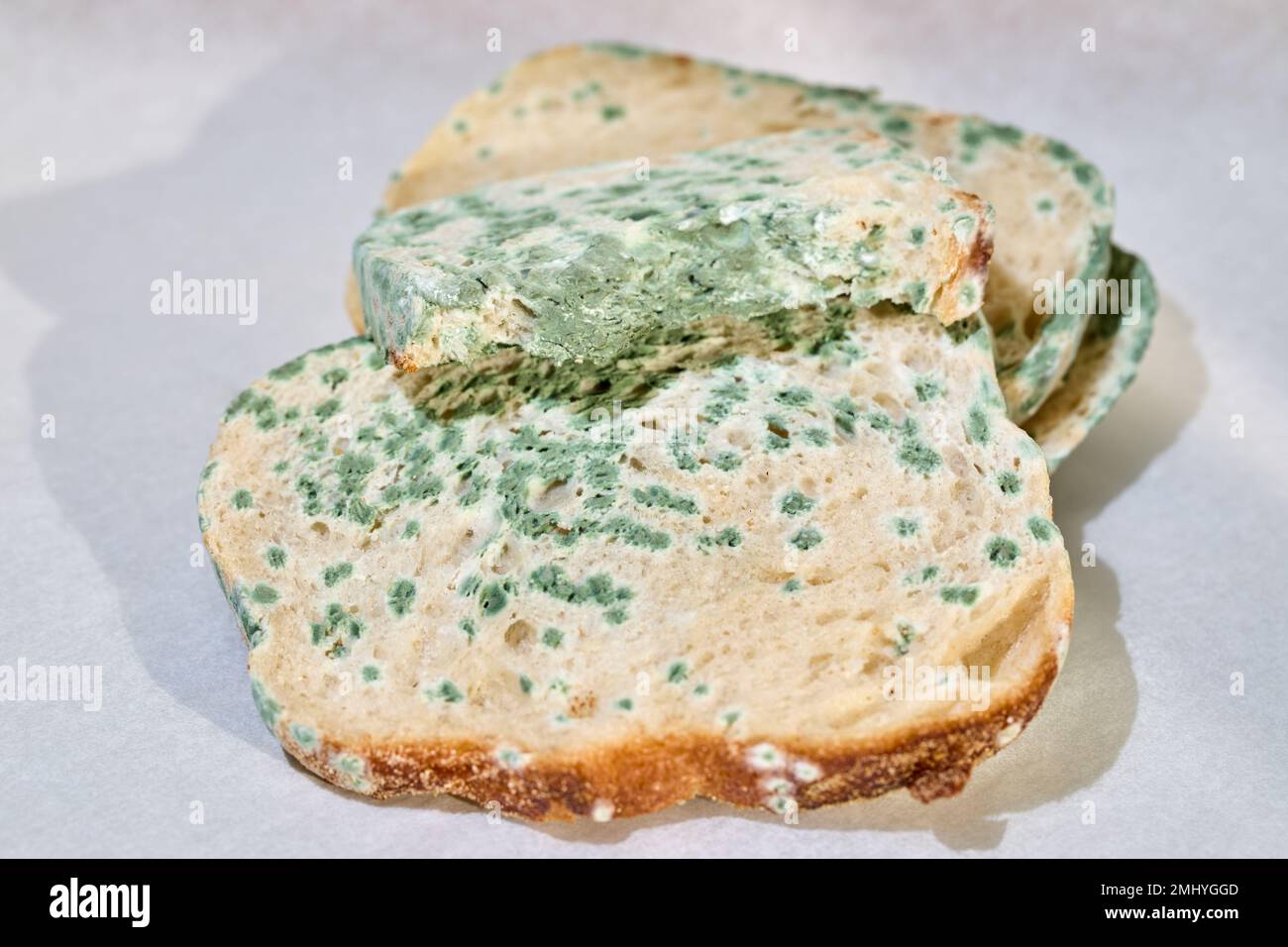 Schimmeliges Brot, in Scheiben geschnitten Stockfoto