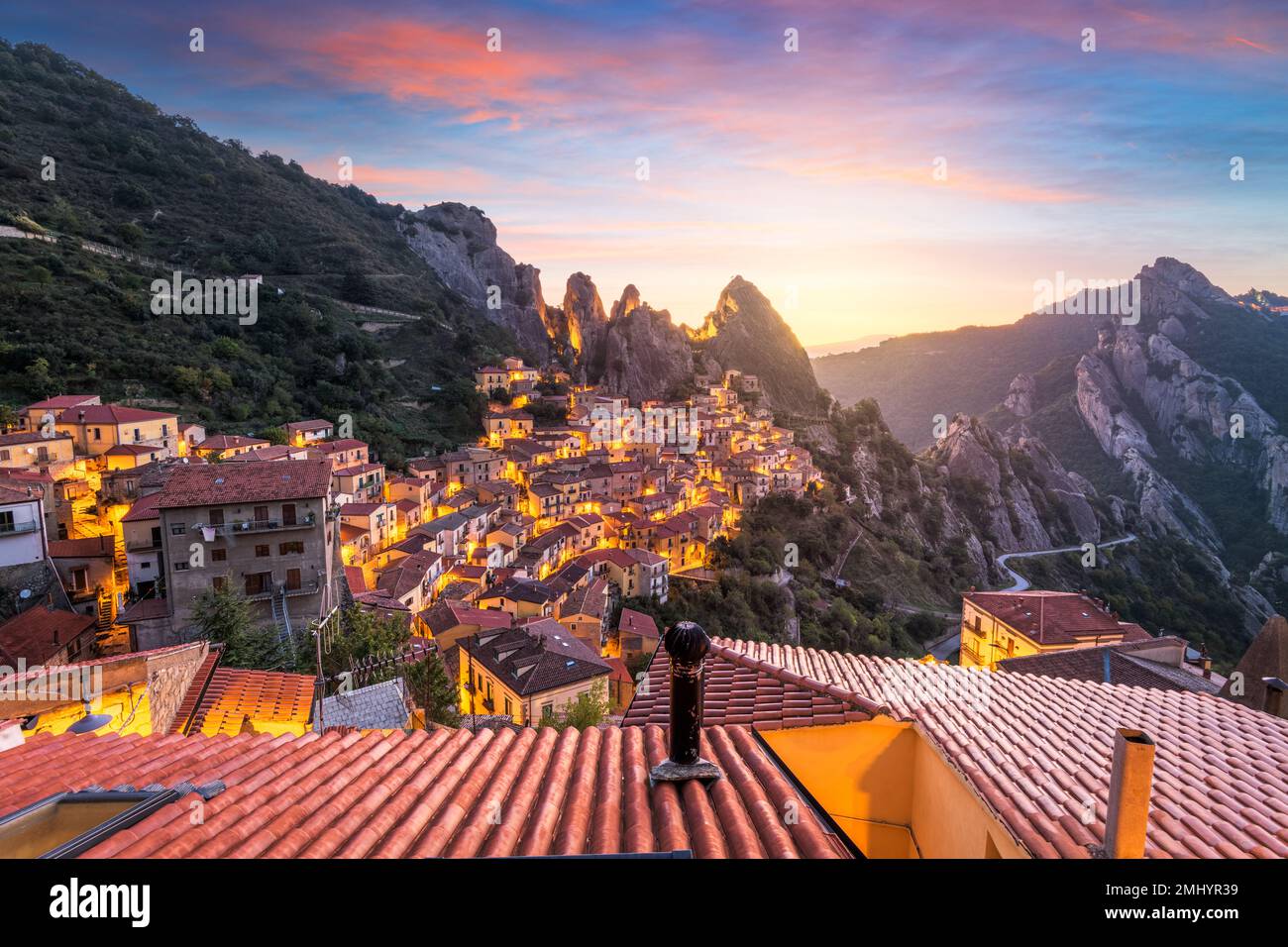 Castelmezzano, Italien, in der Region Basilicata bei Sonnenaufgang. Stockfoto