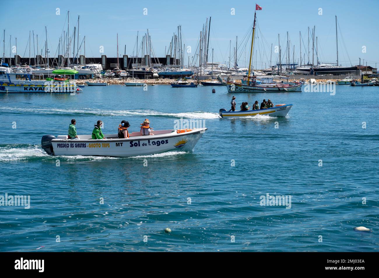 Touristenboote, die Touristen auf Bootsausflügen in Lagos Portugal transportieren Stockfoto