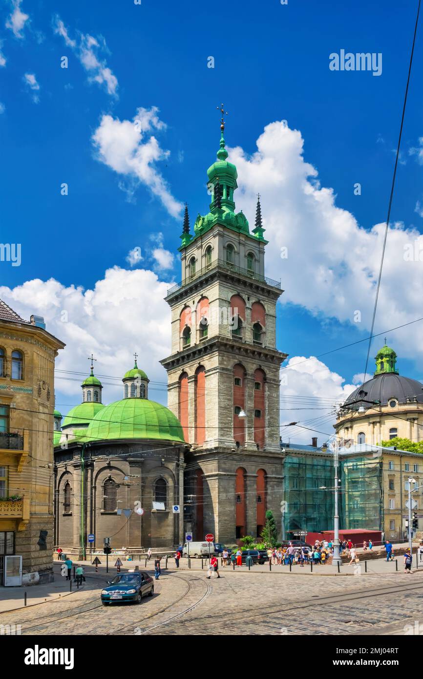 Die Dormitionskirche und der 400 Jahre alte Korniakt-Turm im Zentrum von Lemberg, Ukraine. Stockfoto