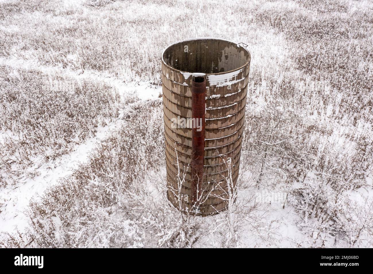 Ray Township, Michigan – ein altes, unbenutztes Silo auf einer Farm in Michigan im Winter. Stockfoto