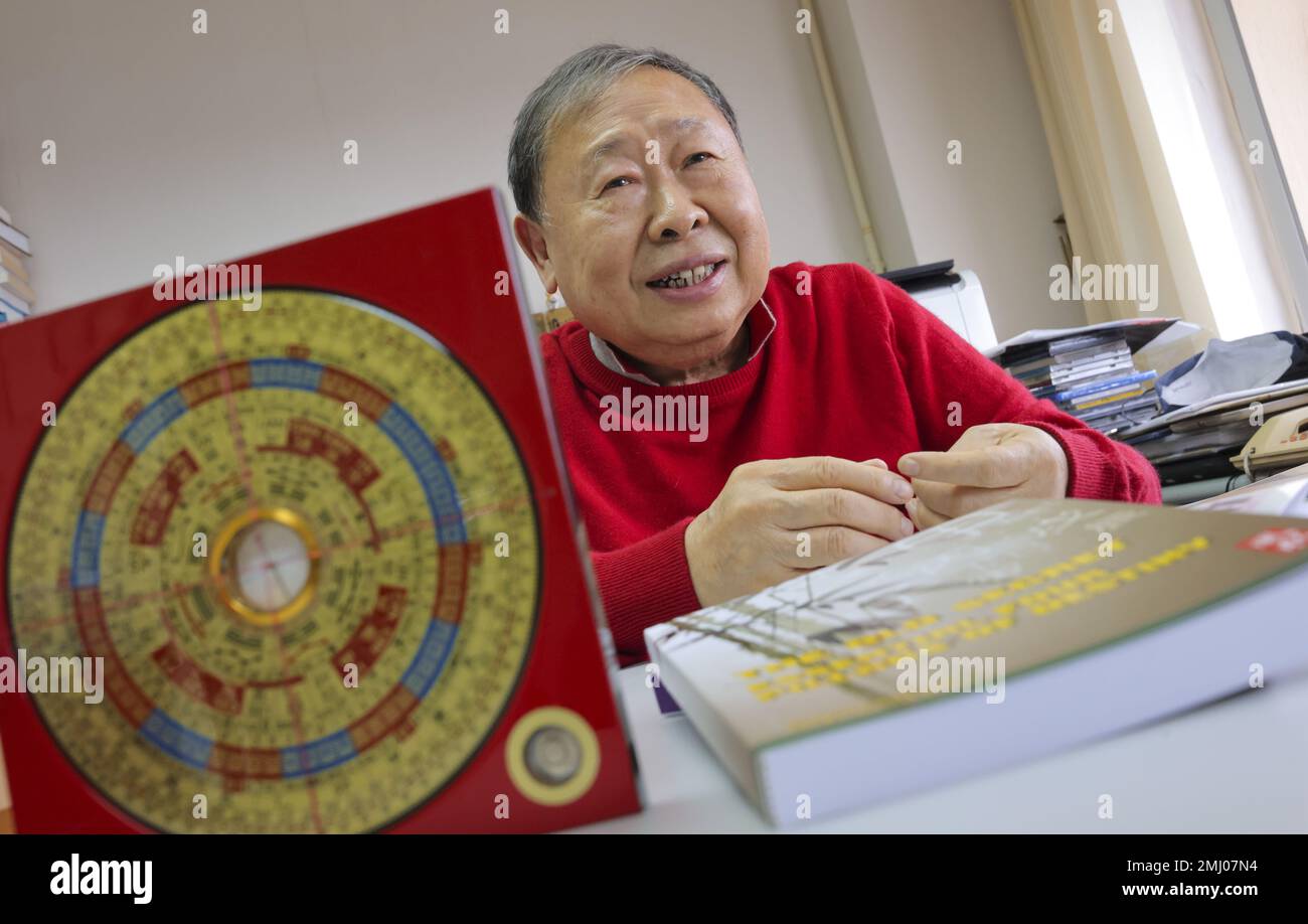 Fung Shui Meister Raymond Lo, gibt seine Vorhersagen für Hongkong für das nächste Jahr in seinem Büro in Tsim Sha Tsui. 16JAN23 SCMP / Gelee Tse Stockfoto