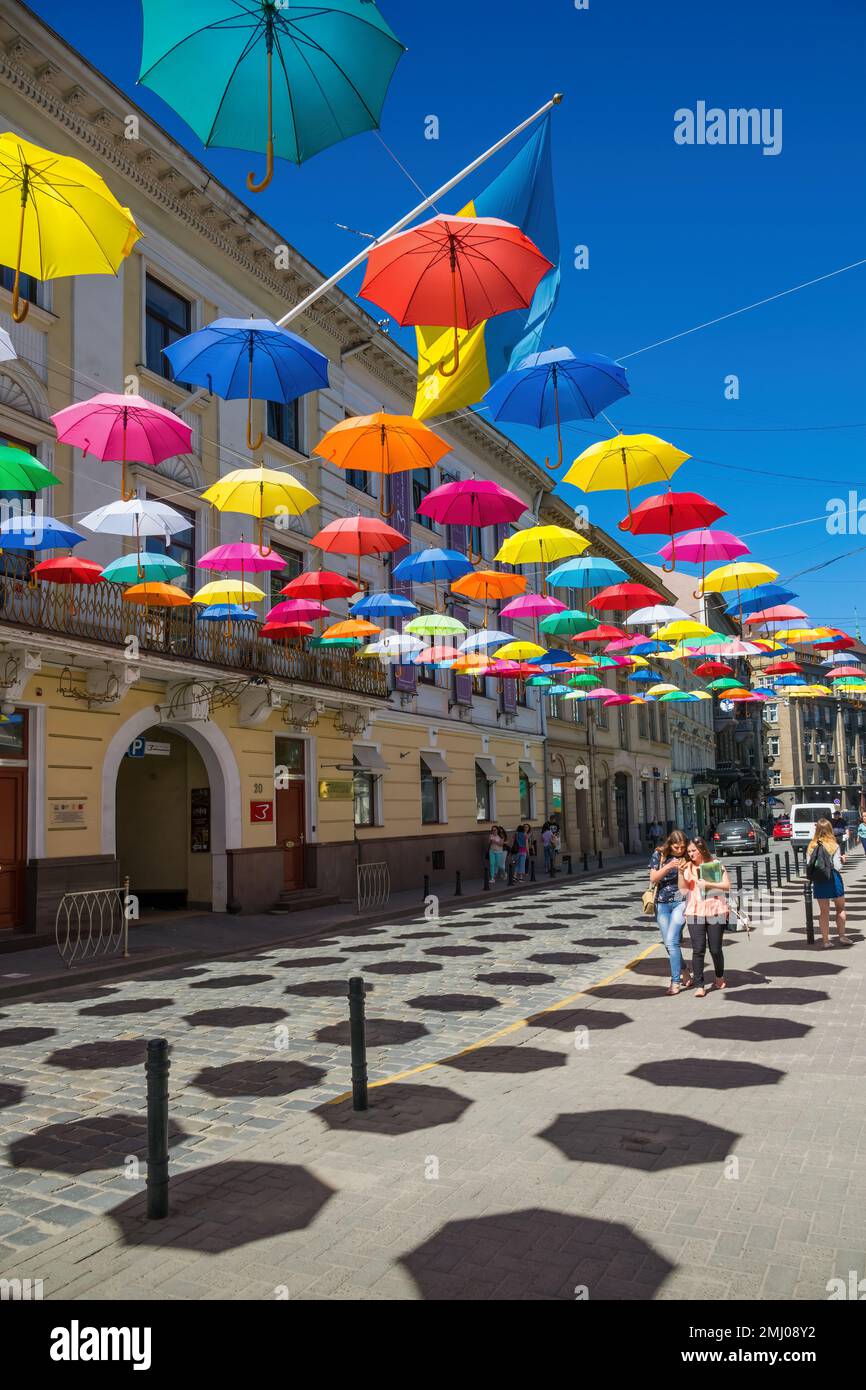 Farbenfrohe Regenschirme im Zentrum von Lemberg, Ukraine, Stockfoto