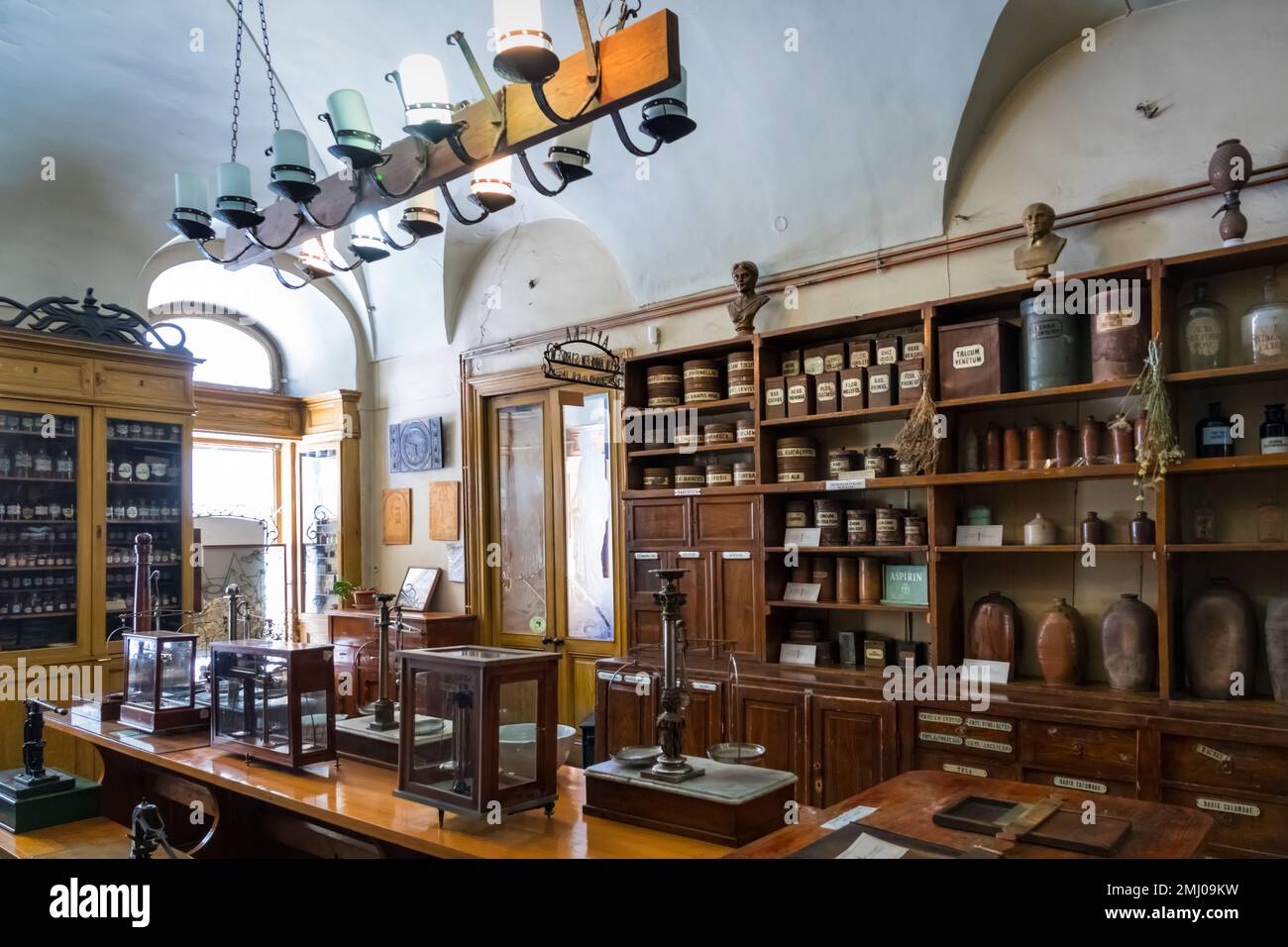 Unter dem Black Eagle Pharmacy Museum im Zentrum von Lemberg, Ukraine. Die Apotheke wurde 1735 gegründet. Stockfoto